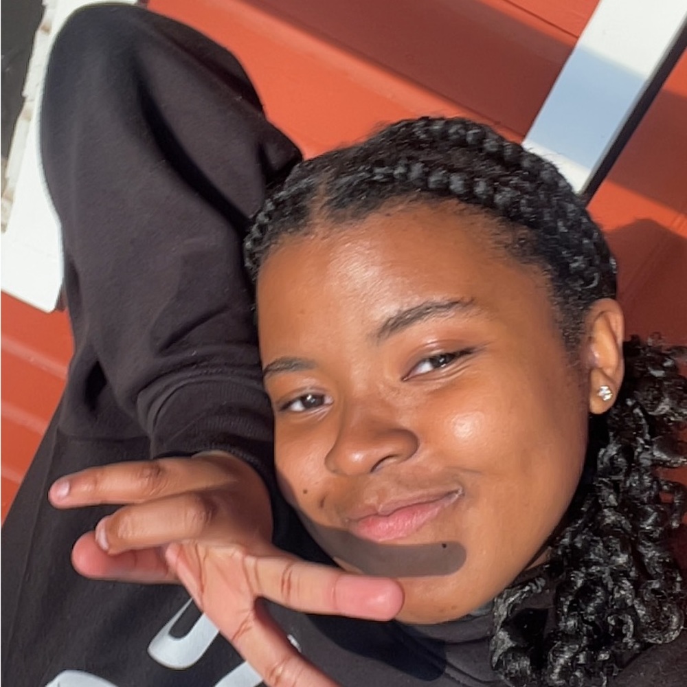 Meet your Posher, Naima